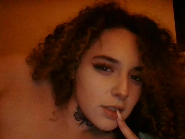 Webcam model curvyyus